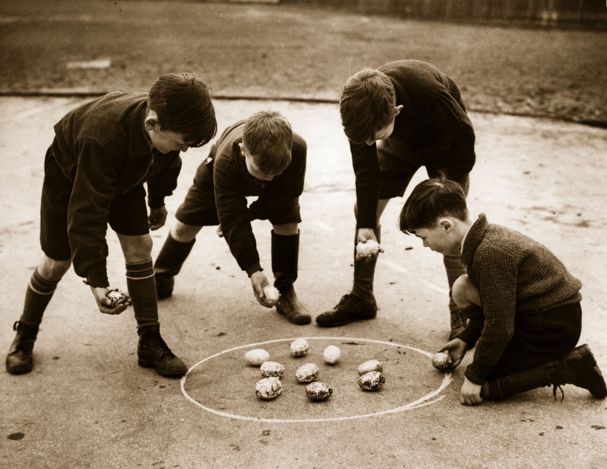 1940 година, Лондон. Момчета играят на улицата.