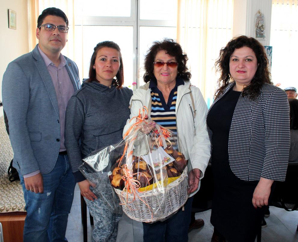 ГЕРБ-Трявна зарадва възрастните жители с козунаци за Великденските празници