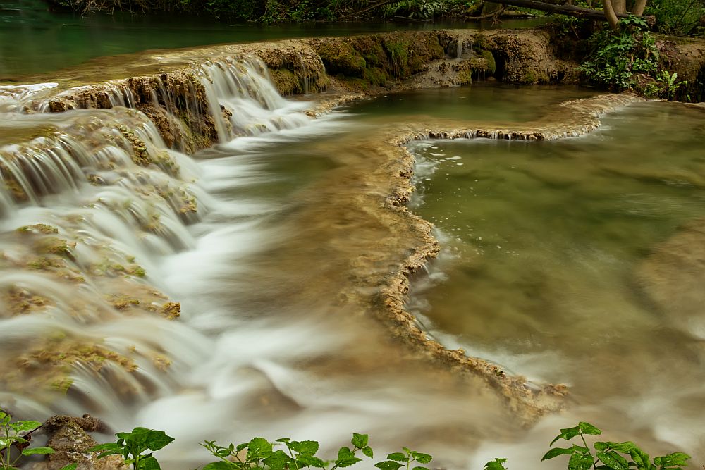 <strong>Крушунските водопади </strong><br>
<br>
Крушунските водопади, несъмнено, са едно от най-красивите и интересни места за посещение и туризъм в България. При това, до тях се стига доста мързеливо – с кола. В допълнение, човек може да ги обходи по сравнително кратка екопътека, без много усилия. Всичко това ги прави и една от най-посещаваните природни забележителности у нас в последните години.