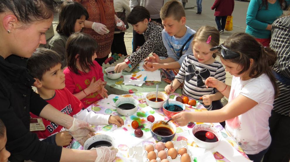 Деца боядисваха великденски яйца пред храм „Успение Богородично” в Габрово