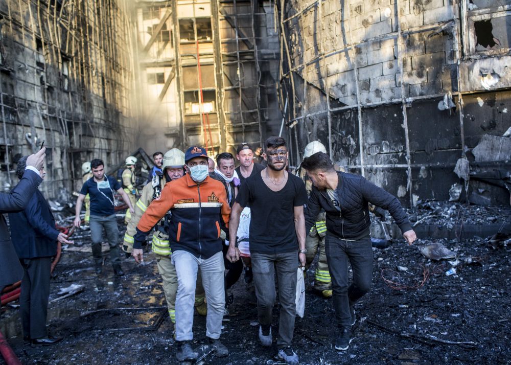 Голям пожар в избухна в болница в истанбулския квартал "Газиосманпаша". Пациентите, сред които няма жертви, бяха евакуирани на улицата. Огромният огън започнал от покрива и е изгорил голяма странична част на сградата.