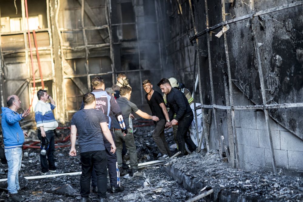 Голям пожар в избухна в болница в истанбулския квартал "Газиосманпаша". Пациентите, сред които няма жертви, бяха евакуирани на улицата. Огромният огън започнал от покрива и е изгорил голяма странична част на сградата.