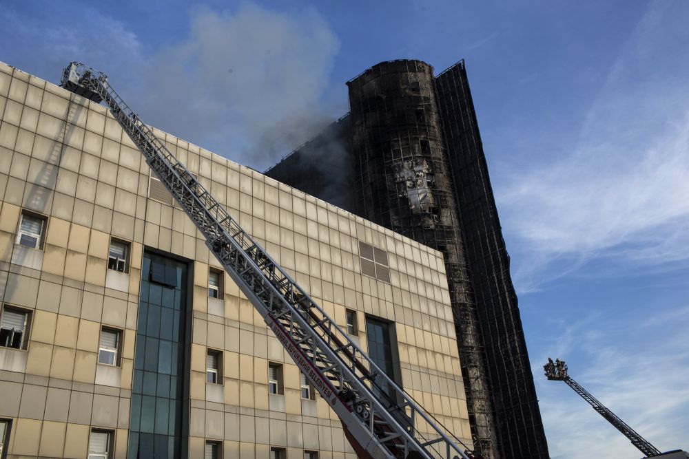 Голям пожар в избухна в болница в истанбулския квартал "Газиосманпаша". Пациентите, сред които няма жертви, бяха евакуирани на улицата. Огромният огън започнал от покрива и е изгорил голяма странична част на сградата.