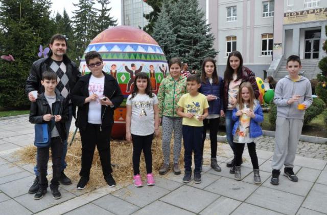 Гигантско великденско яйце и изложба радват жителите на Разлог