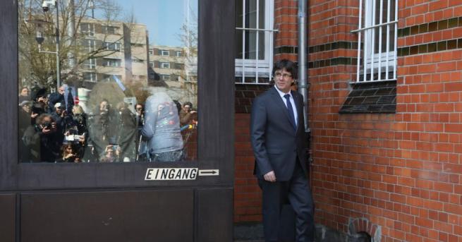 Бившият ръководител на правителството на Каталуния Карлес Пучдемоннапусна затвора в