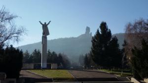 разперко паметник на свободата шумен