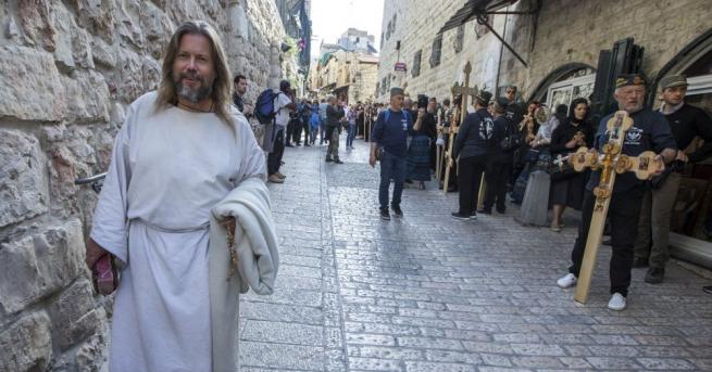 Патриарх Теофил Трети измоли Благодатния огън в Храма на Гроба