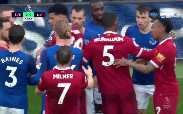 Искри прехвърчаха между футболистите на Евертън и Ливърпъл в мърсисайдското