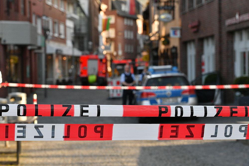 Ван се вряза в хора, седнали в заведение в центъра на германския град Мюнстер, има жертви и ранени