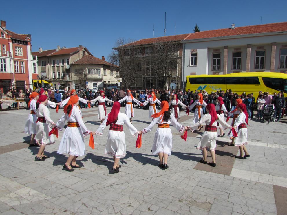 Кръшни хора се извиха на площада.