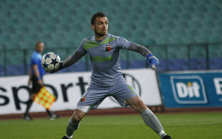 Вратарят на Локомотив (Пловдив) на прага на исторически рекорд