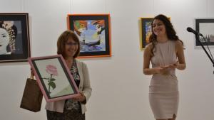 Царица Роза 2017 Цветелина Илиева подари на казанлъчани първата си