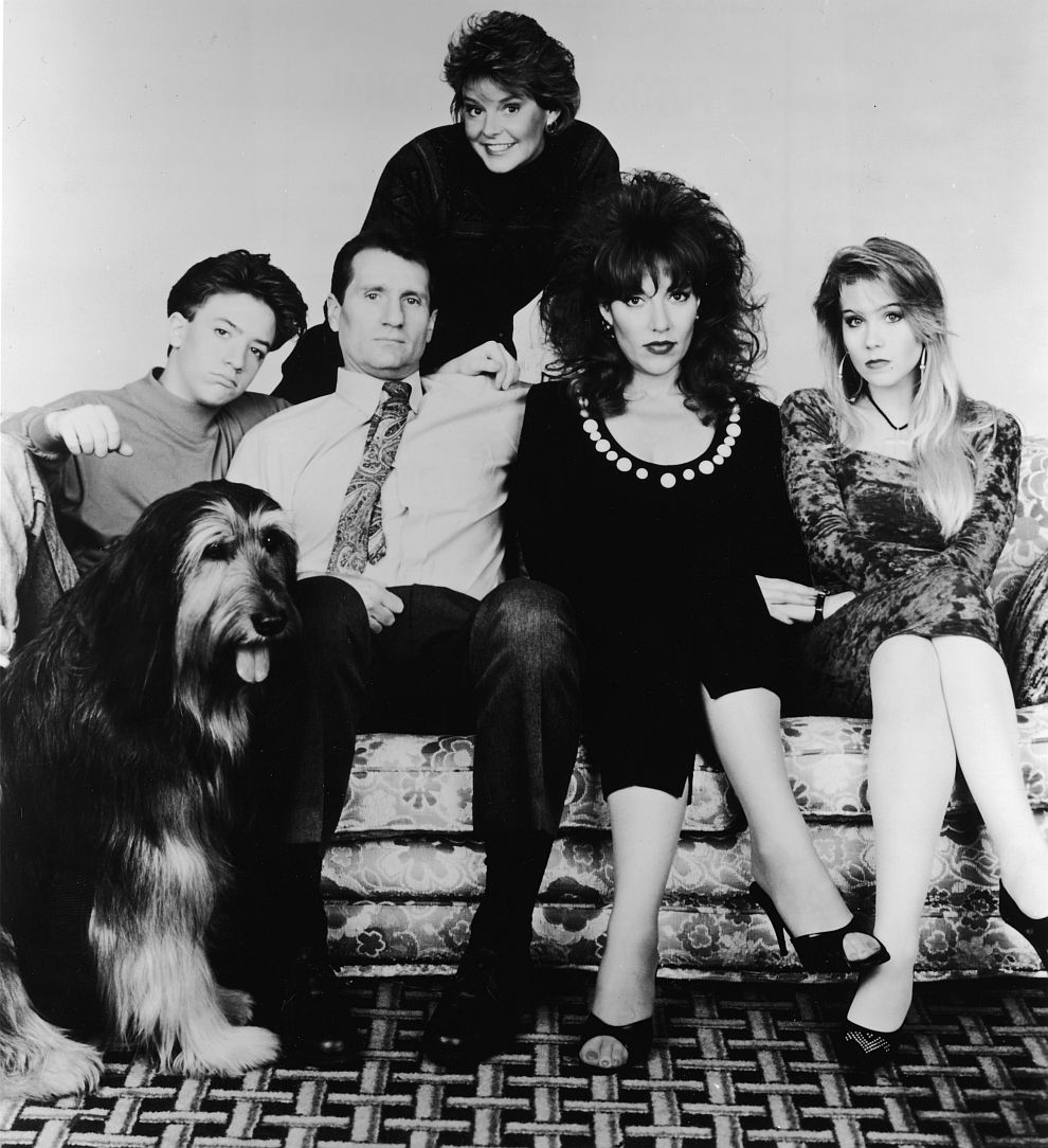 Ед О‘Нийл през 1993 година с актьорите от „Женени с деца“ Дейвид Фустино (Бъд Бънди), Аманда Биърс (Марси Дарси), Кейти Сейгъл (Пеги Бънди) и Кристина Апългейт (Кели Бънди)