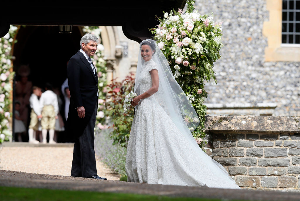 <strong>Бонус: Пипа Мидълтън </strong><br>
<br>
Красивата сестра на херцогиня Катрин не попада в списъка с кралски особи, но нейната сватба се превърна в събитието на 2017 година. Тя се омъжи за финансиста Джеймс Матюс през месец май 2017 година. Булката бе избрала за сватбената си церемония дантелена рокля на дизайнера Джайлс Дийкън. Роклята бе с къс ръкав и деколте на гърба. Тя бе прилепнала по тялото до кръста, а полата бе богато разкроена. Роклята ѝ бе изработена така, че да изглежда без шевове. Воалът на булката бе от Стивън Джоунс.