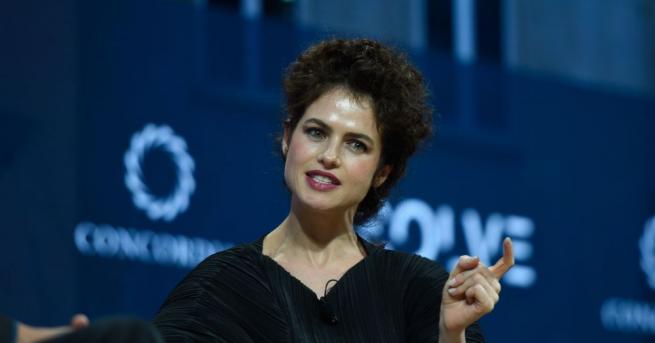 Брат Път се среща с красива архитектка от шест месеца