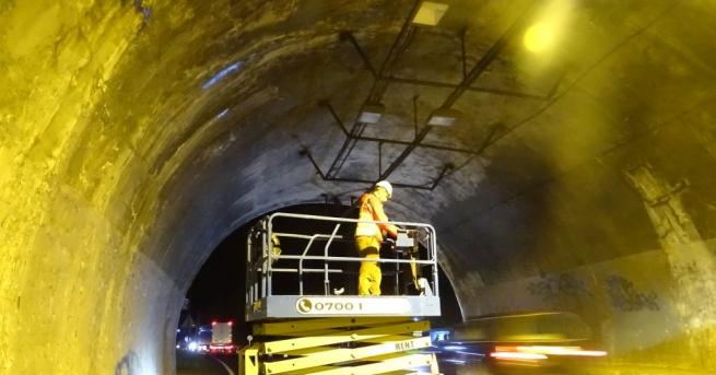 Авария спря осветлението в тунел Кривия по пътя Благоевград -