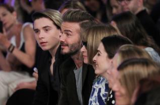  Бруклин Бекъм с татко си Дейвид, по време на ревю на Виктория. 