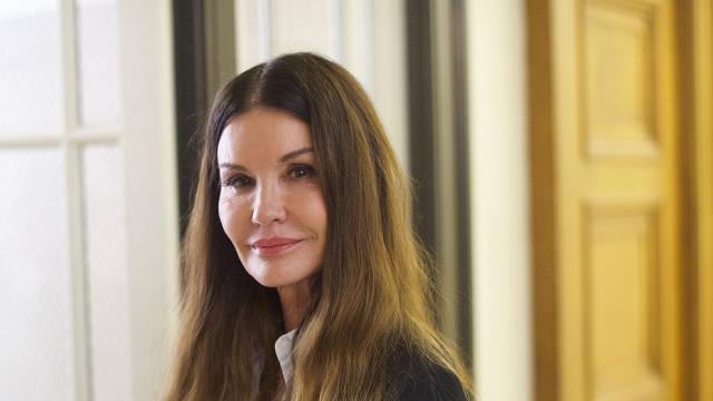 Джанис Дикинсън свидетелства, че е била дрогирана и изнасилена от Бил Козби