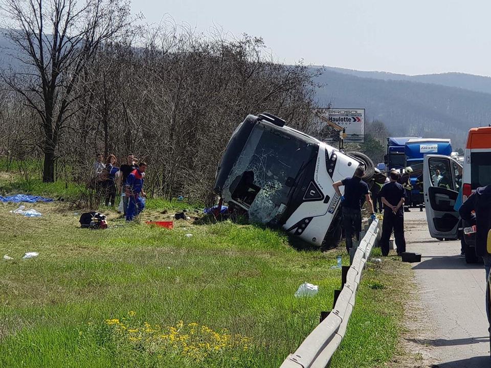 Тежка катастрофа с автобус стана при при 28 км на АМ „Тракия“ в района на Вакарел. По последни данни 6 души са загинали, над 20 са ранени и сред тях има дете.