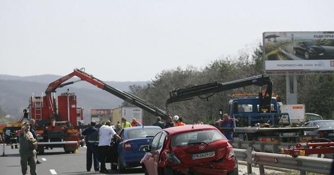 Поради интензивния трафик по автомагистрала Тракия в района на катастрофата