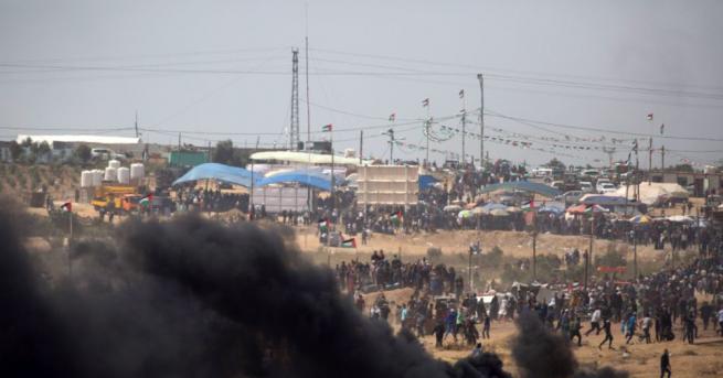 Стотици протестиращи палестинци по границата между Израел и сектора Газа