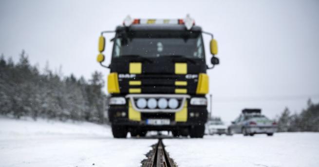 В Швеция построиха първия по рода си път който позволява