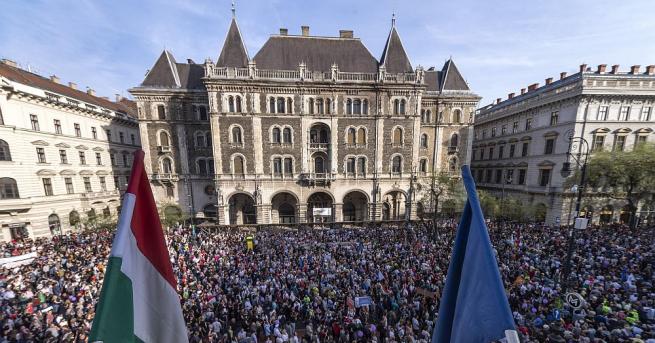 Десетки хиляди унгарци участваха вчера в Будапеща в най голямата опозиционна