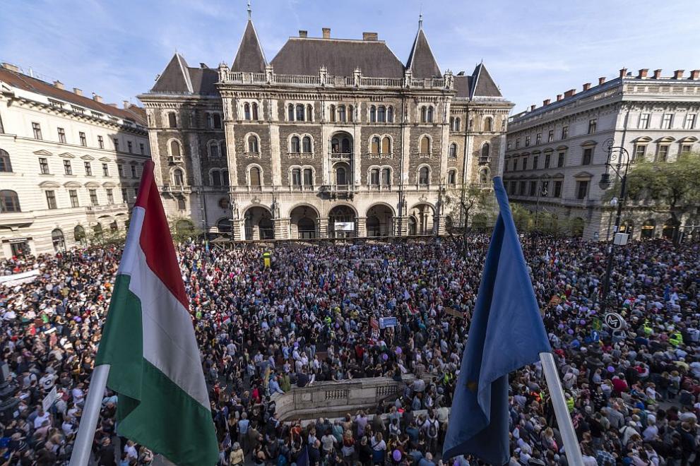 Десетки хиляди унгарци на протест срещу изборната победа на Орбан