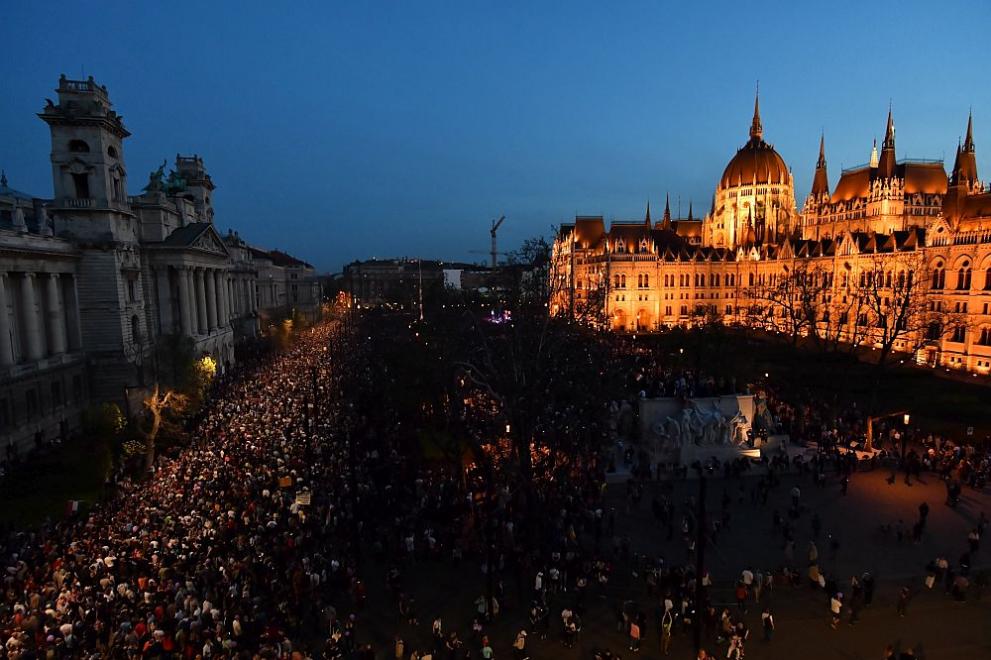 Десетки хиляди унгарци на митинг против изборната победа на Орбан 