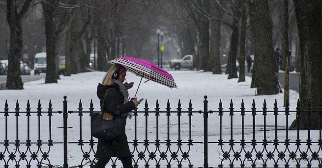 Трима души, включително двегодишно момиченце, загинаха в резултат на снеговалежи,