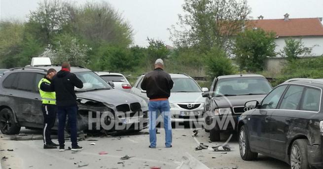 10 паркирани автомобила са били потрошени рано сутринта в неделя