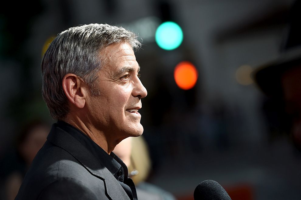 Докато през май 2013 г. среща красивата адвокатка Амал Аламудин, Джордж Клуни има репутацията на заклет ерген, който от години се кълне, че няма смисъл от брака. Връзките му са многобройни и нетрайни, но той видимо се наслаждава на живота.<br />
 <br />
През годините актьорът „допълва списъка в тефтерчето си” с телефони на сервитьорки, актриси, манекенки... Там са записани имена като това на Рене Зелуегър, Луси Лиу, Синди Крофорд, Ума Търман, Сандра Бълок и Къртни Кокс, място намират и Кели Престън, Криста Алън, ДиДи Пфайфър, Дениз Кросби, Кимбърли Ръсел, Брук Лангтън, Криста Алън, Дженифър Сийбъл, Тери Хачър, Лиза Сноудаун, Селин Балитран, Ел Макферсън, Джулия Робъртс, Салма Хайек, Джанет Джексън и още, и още...<br />
 <br />
Животът му изглежда въртележка до момента, в който на италианското езеро Комо среща красивата Амал. Днес тя е негова съпруга, а двойката вече се радва и на близнаците Ела и Александър.