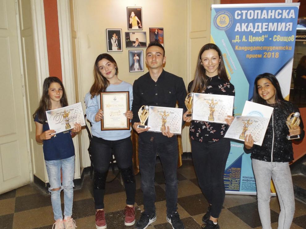 Седем разградски певци с награди от „Звездици за Лора”