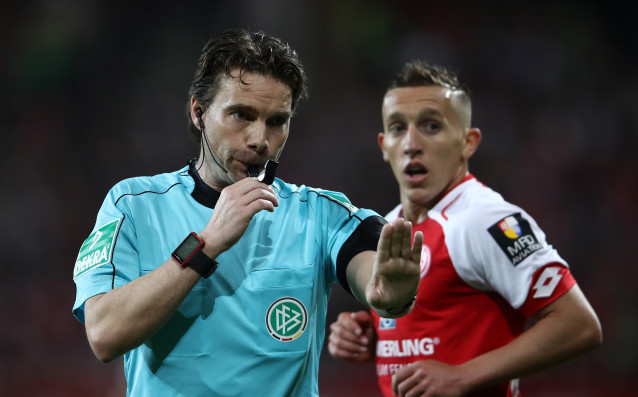 За първи път във футболната история съдия отсъди дузпа на