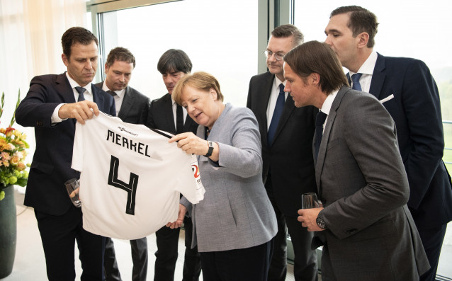 Германския канцлер Ангела Меркел получи подписана фланелка на националния отбор