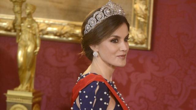 Кралица Летисия смело съчета строгият стил с нашумяла модна тенденция (СНИМКИ)