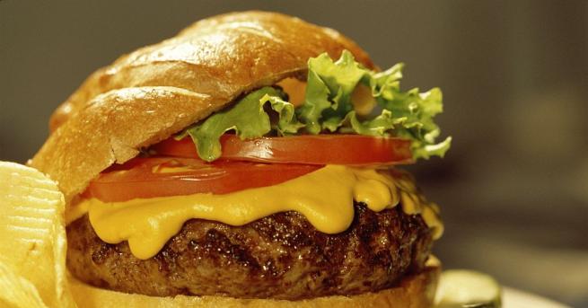 Американски ресторант за бързо хранене предлага бургери гарнирани отгоре с