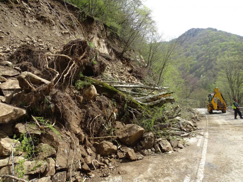 Свлякла се скална маса и дървета блокираха тази сутрин пътя Рила-Рилски манастир