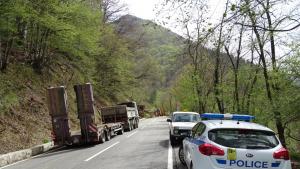 Свлякла се скална маса и дървета блокираха тази сутрин пътя