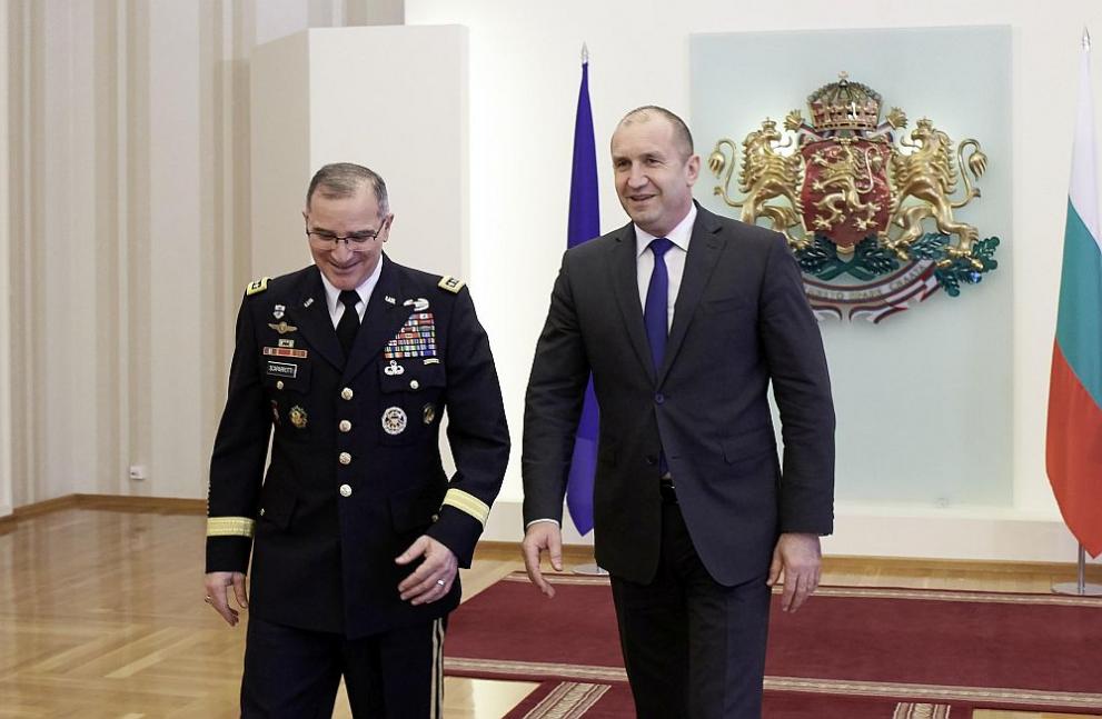 Президентът Румен Радев и Върховният командващ Съюзното командване на НАТО по операциите генерал Къртис Скапароти