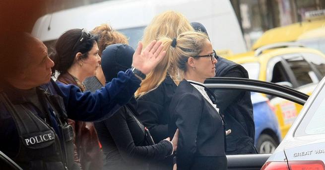 Вече девет часа спецченгета разпитват кметицата на столичния район Младост