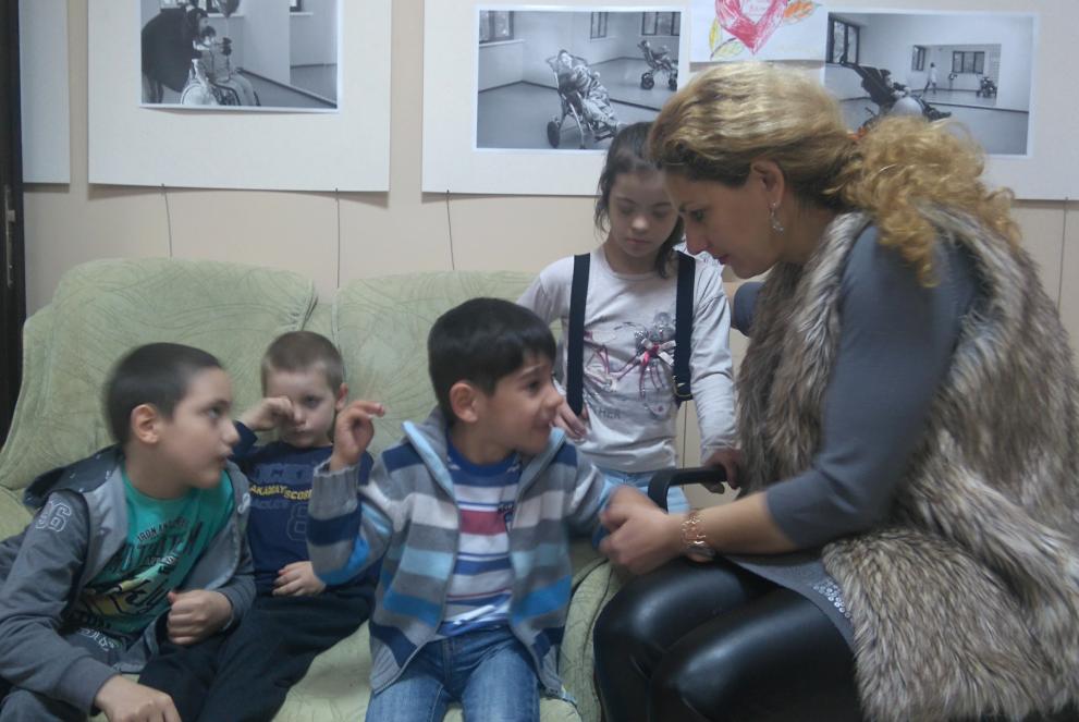 „Тежко е, болезнено е. Оставете нас като майки, ние си носим тази орисия, но тези деца също го изживяват. И имат нужда да осъзнаят, че не са сами на този свят с този проблем, казва Ирина Желязкова, логопед и преподавател в центъра.