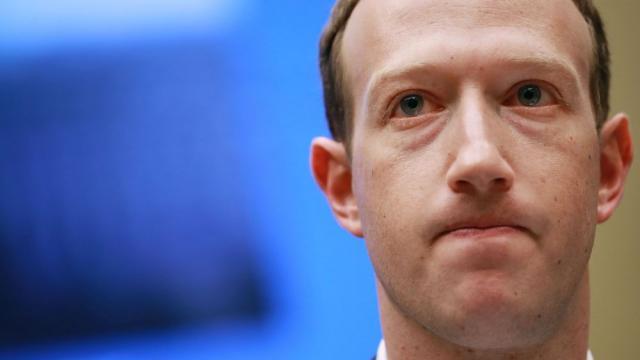 Акционери на Facebook поискаха оставката на Марк Зукърбърг