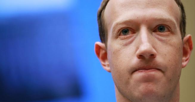 Акционери на компанията Facebook отново поискаха да бъде обсъдена оставката