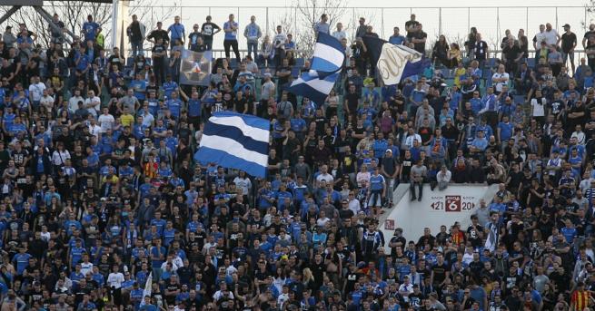 Лекари се борят да спасят зрението на полицайката която пострада