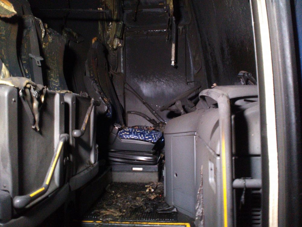 Автобус, превозващ 46 души от София за Македония, изгоря напълно на пътя между Кюстендил и граничния контролно-пропускателен пункт 