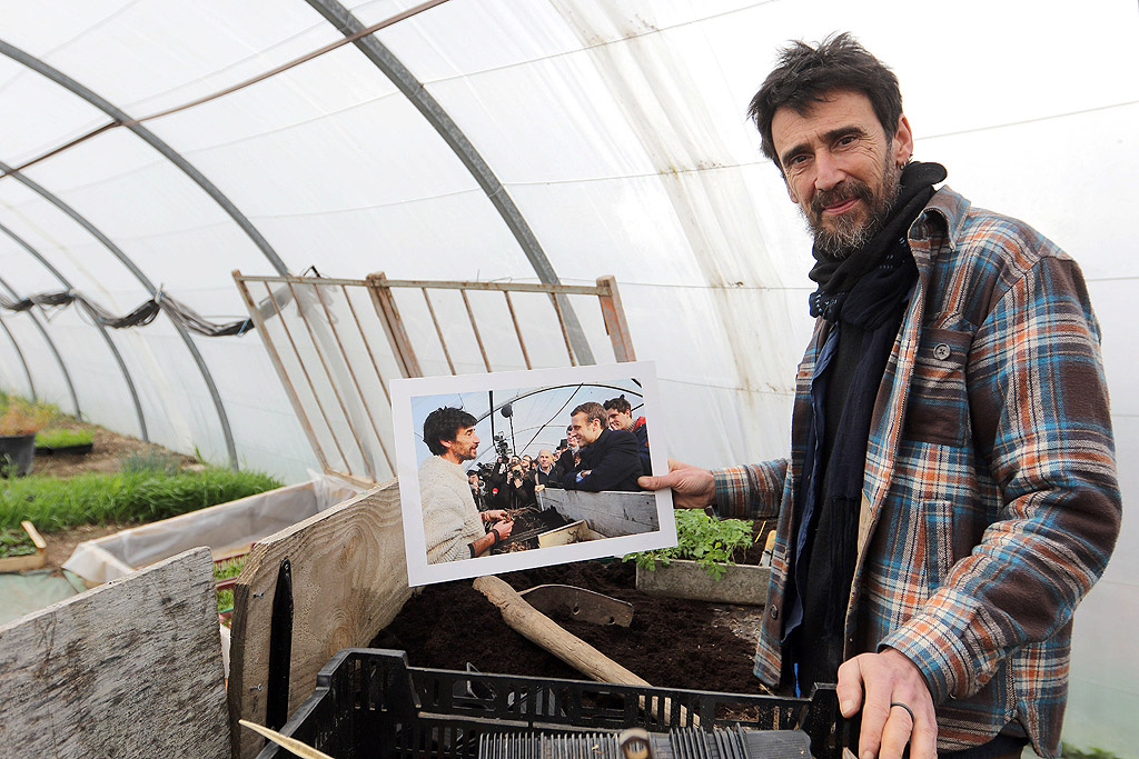 Френският земеделски производител Ксавиер Матиас с фотография на тогавашния кандидат за президент Еманюел Макрон във Ферме де ла Бурдайзиер по време на кампанията си на 10 февруари 2017 г. в Монтлуи-сюр-Лоар, западна Франция.
