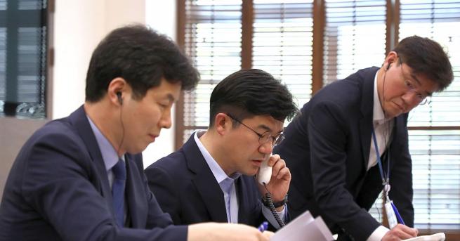 Двете корейски държави откриха червена телефонна линия между лидерите си