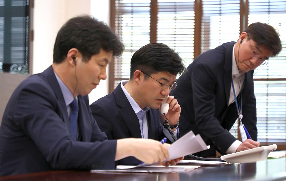 Оператори провеждат пробен телефонен разговор между Северна и Южна Кореа