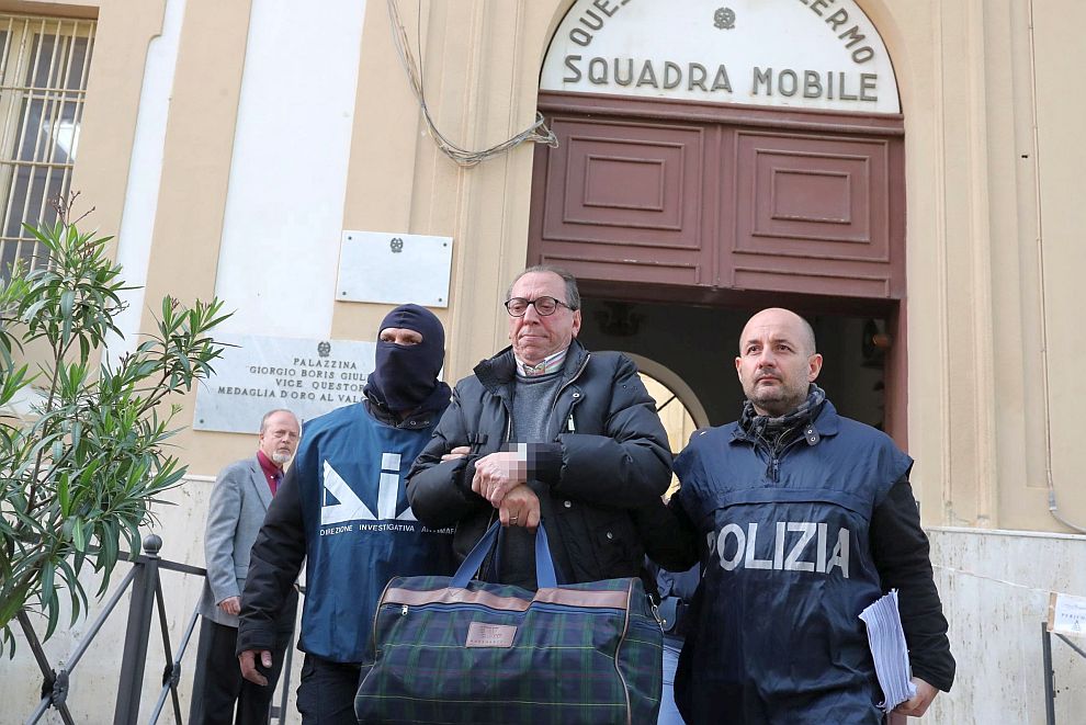  Полицията последователно стяга примката, като арестува над 100 негови родственици или помощници на Месина Денаро 